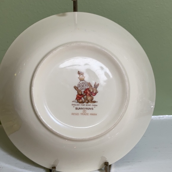 Royal Doulton Bunnykins Bowl, Flying Kites - Picture 6 of 8